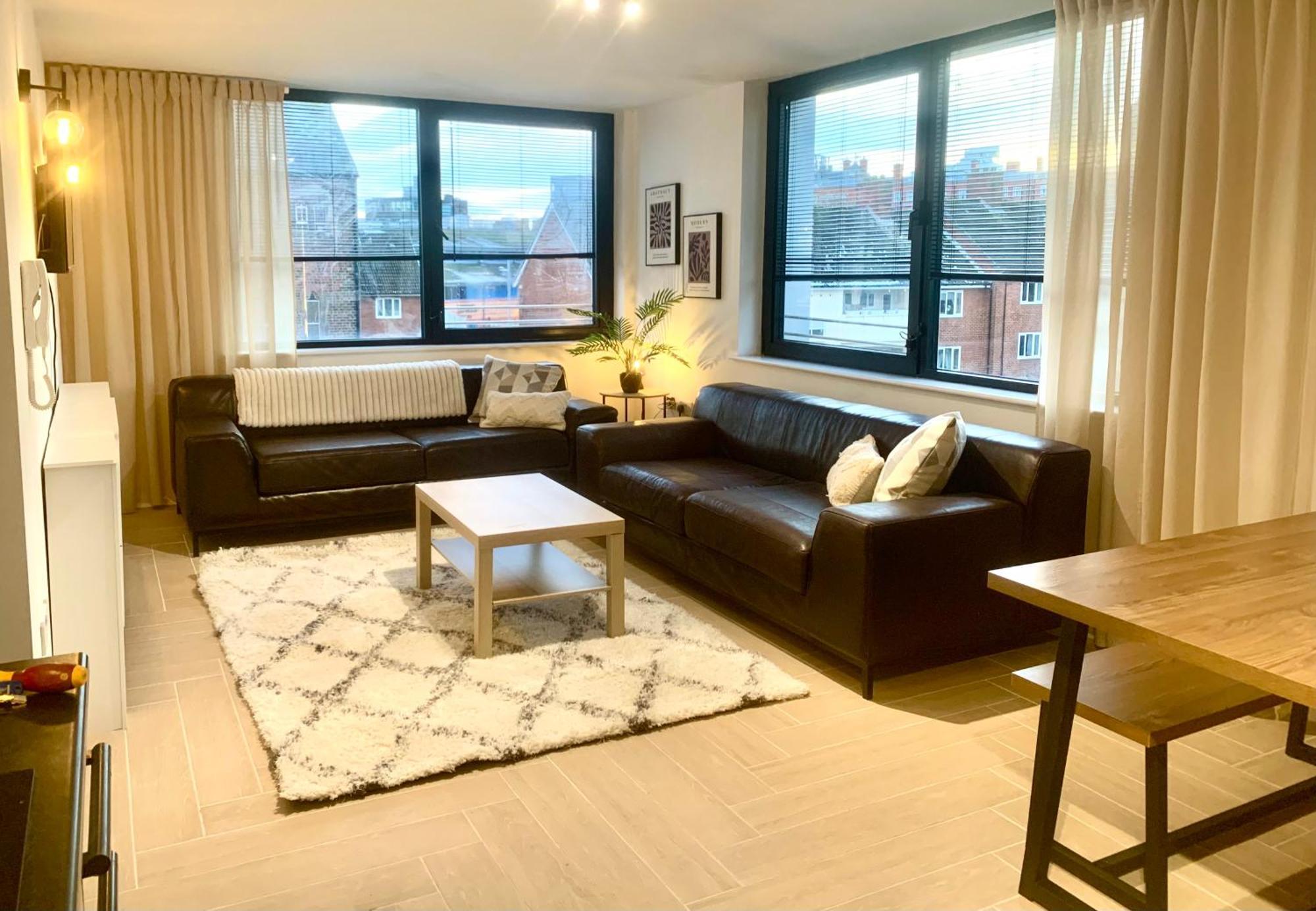 Apartment Large Stylish 3 Bedroom Centre Free Secure Parking